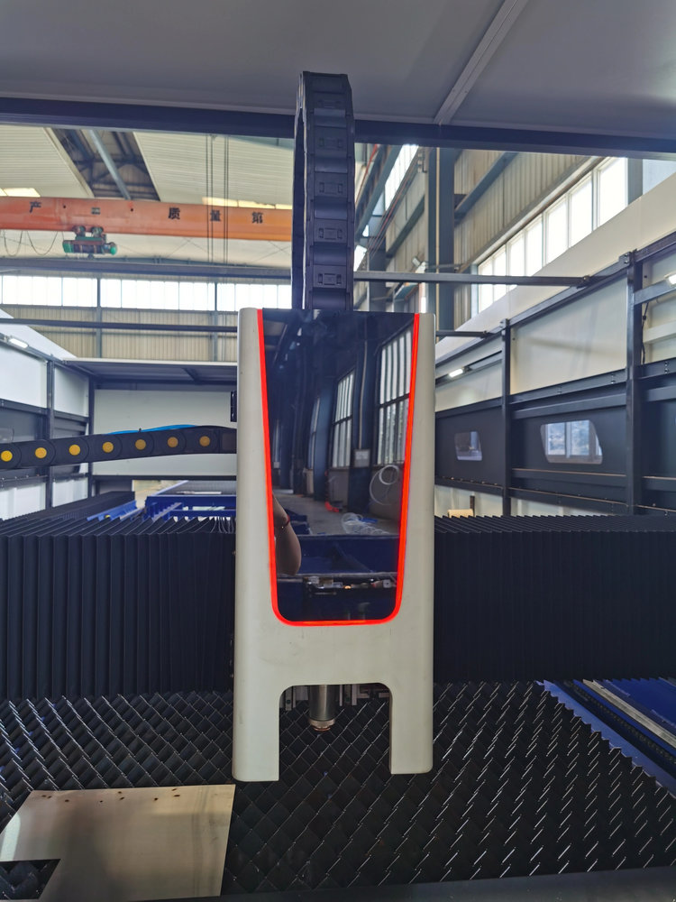 Fully Enclosed CNC Fiber Laser - огляд і ціна Industrial Laser Cutting Machines